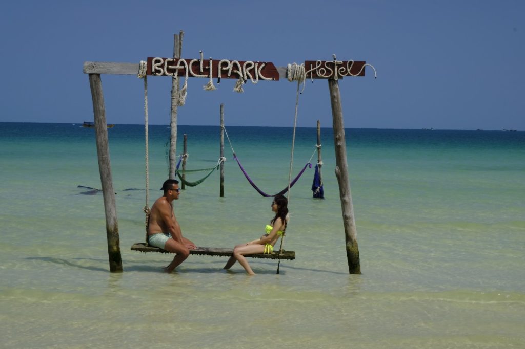 Guida a Koh Rong Samloem coppia si guarda