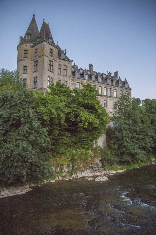 castello a picco sul fiume con alberi