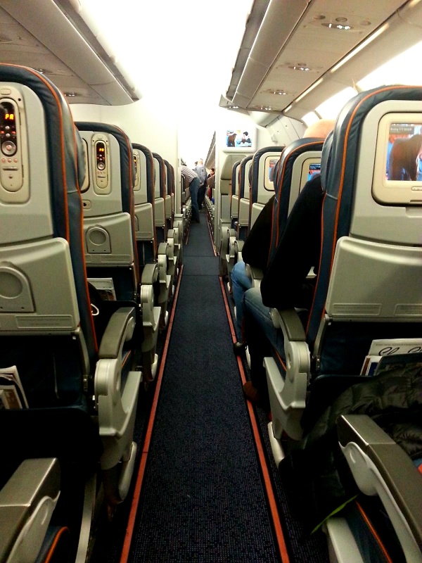 interno dellaereo corridoio centrale di aereo aeroflot