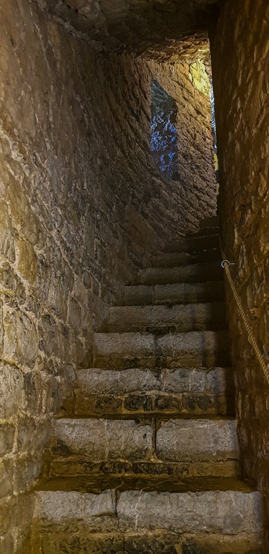 scalinata che sale nel buio