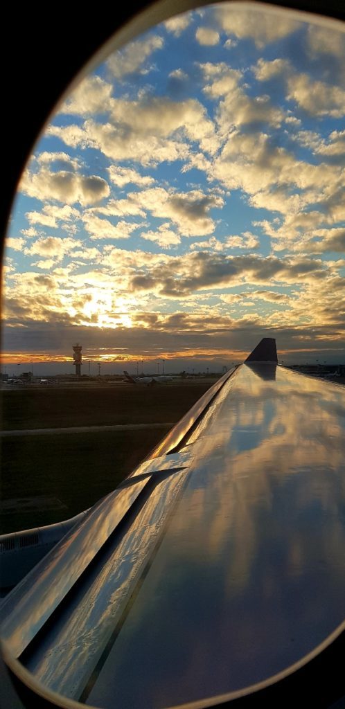 vista della pista di decollo al tramonto dall oblò dell aereo