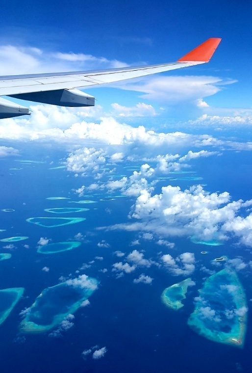 vista aerea gruppo di isole e atolli con vista ala aereo