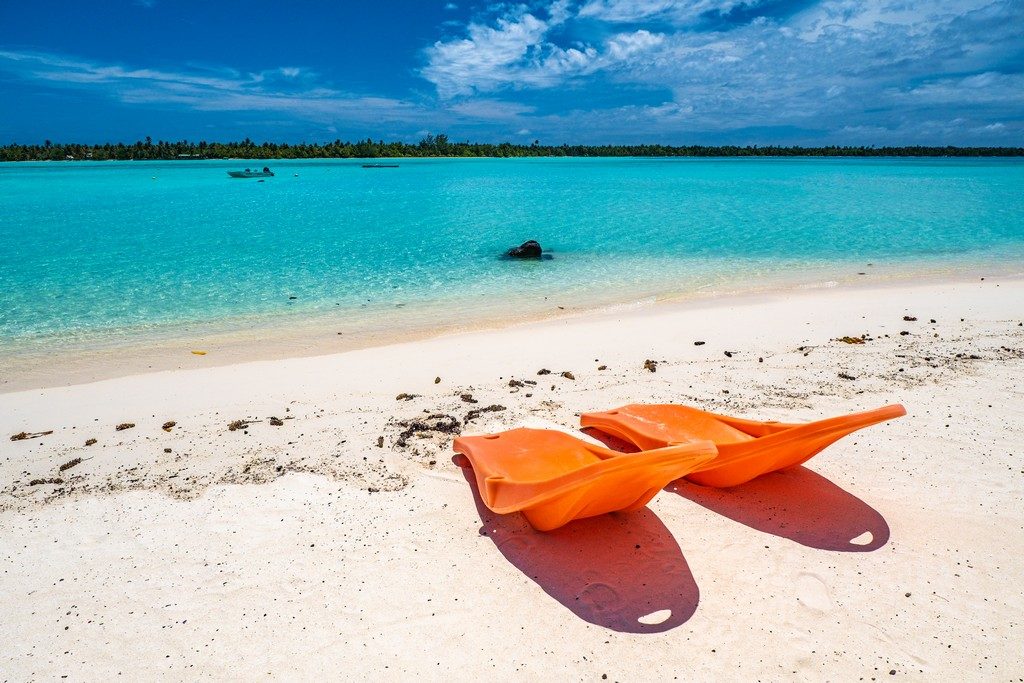 Polinesia Francese fai da te 2 sdraio arancioni sulla spiaggia fronte mare