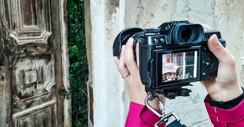 porta antica con macchina fotografica