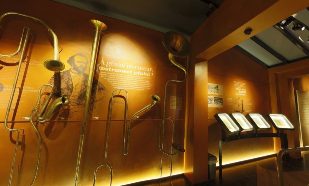 interno di un museo dedicato al sassofono