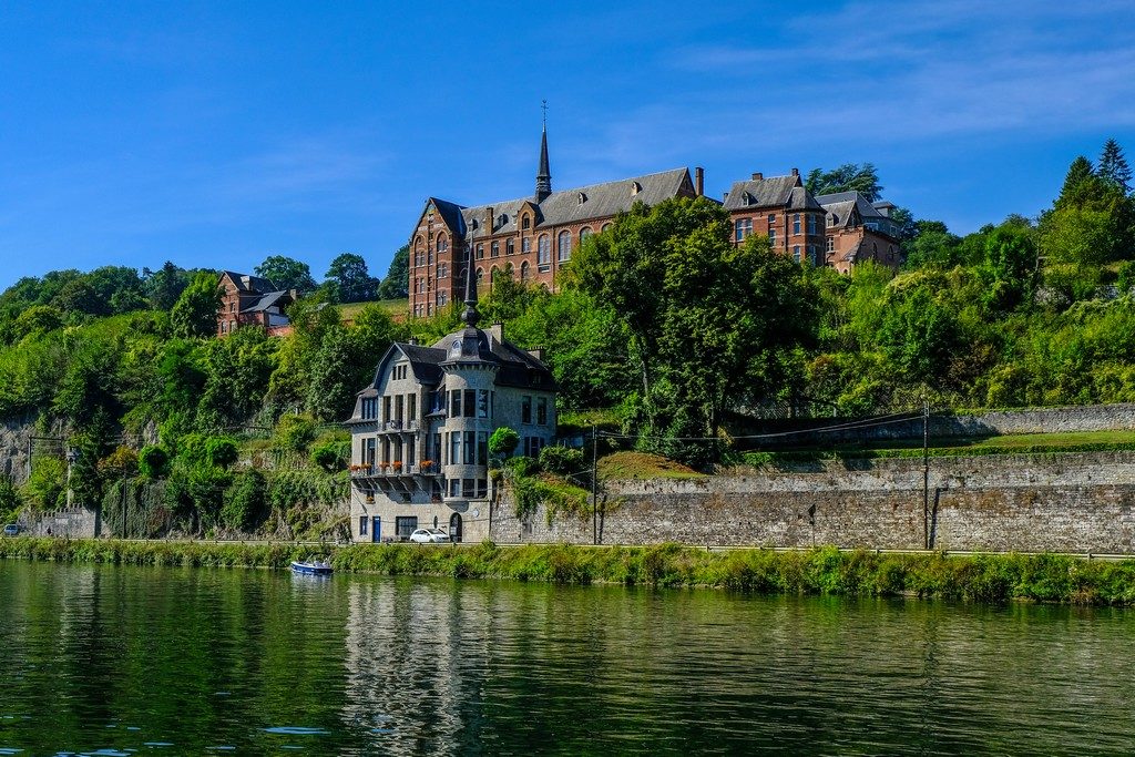 vista di un edificio storico dall'altra parte del fiume