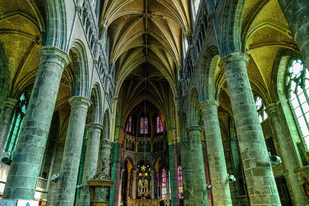 navata centrale di una cattedrale gotica