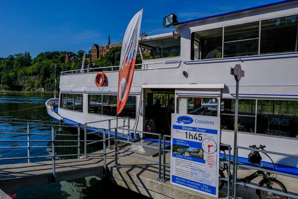 battello sul fiume con orari di partenza