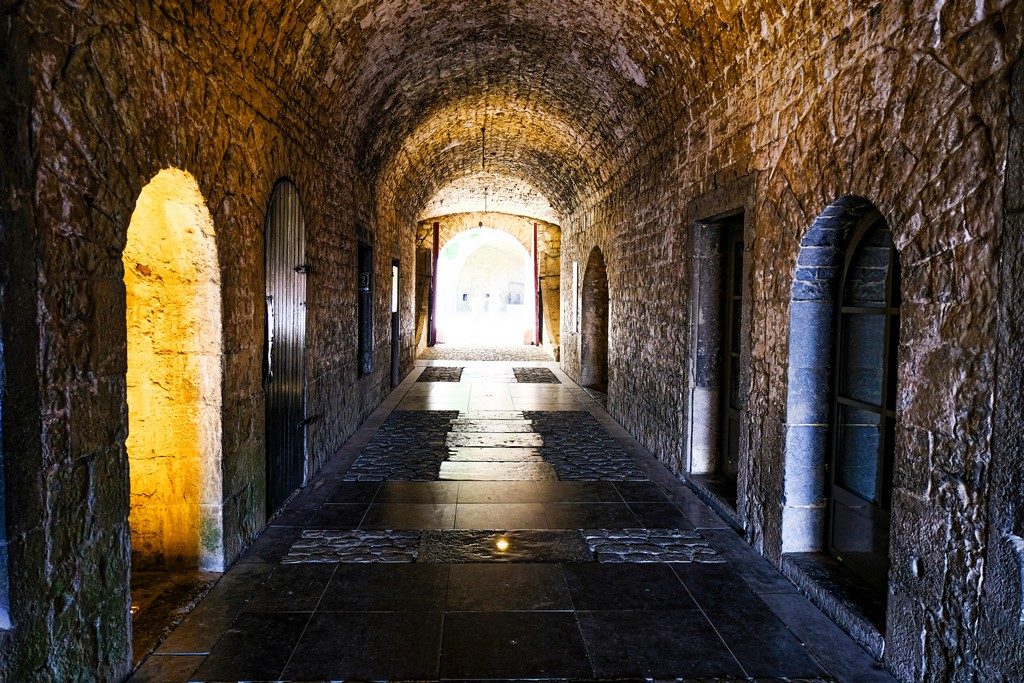 galleria con porte e ingressi e luce in fondo