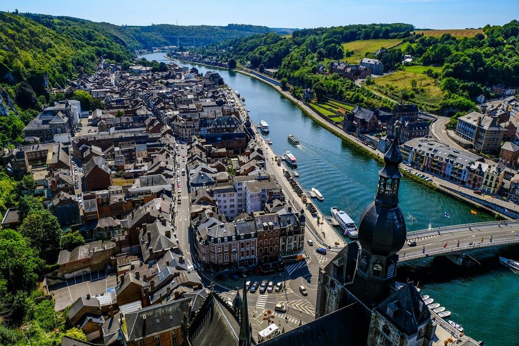 vista dall'alto della città con fiume e vegetazione