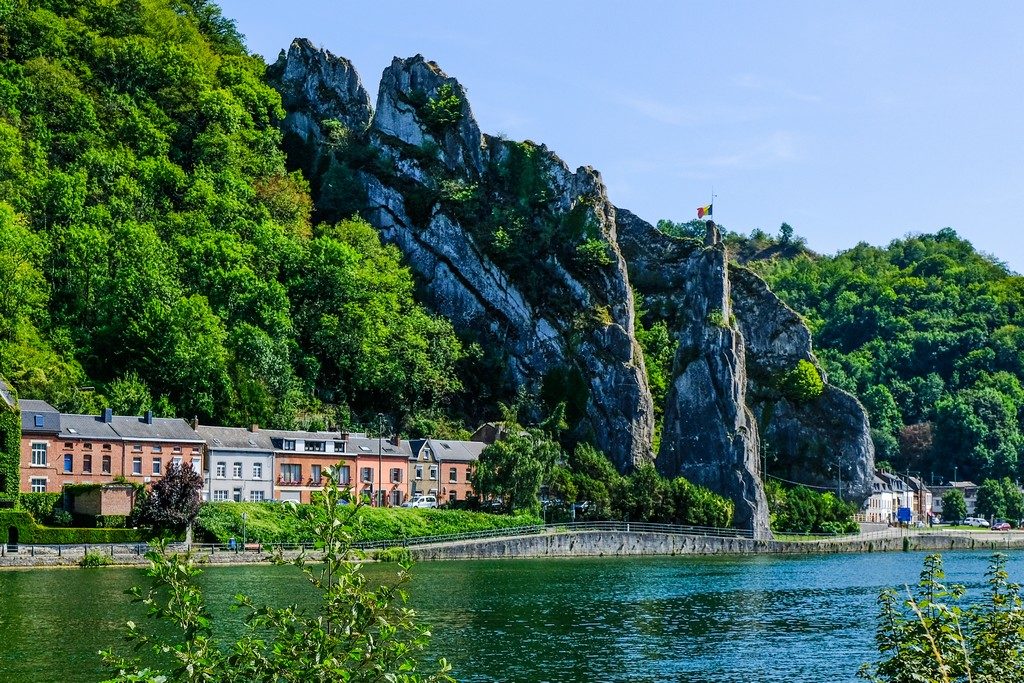 vista di uno sperone di roccia con bandiera dall'altra parte del fiume