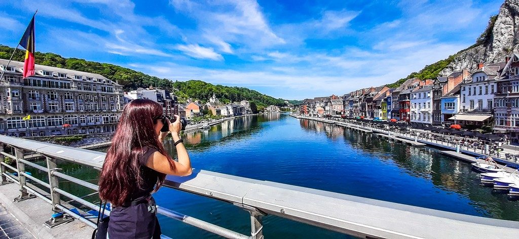 donna fotografa da un ponte sul fiume