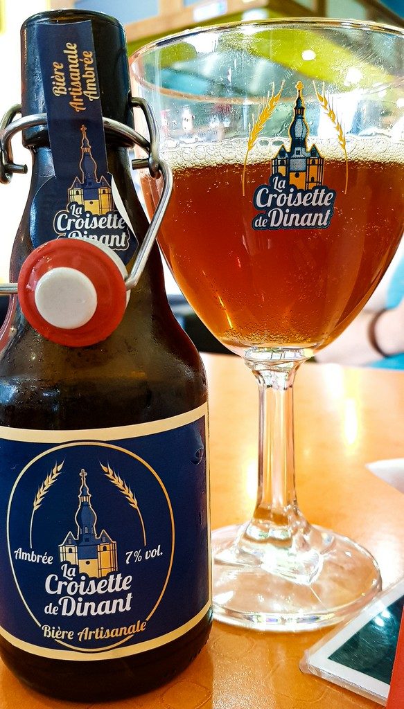 bottiglia di birra con bicchiere pieno