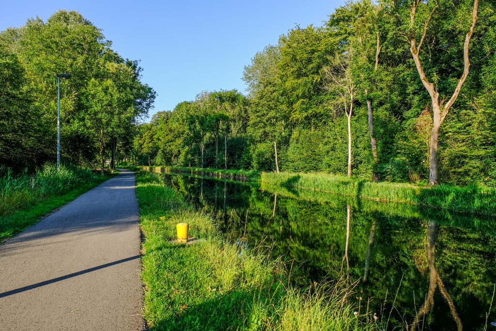 pista ciclabile costeggia il canal du centre historique all'altezza della cantine des italiens