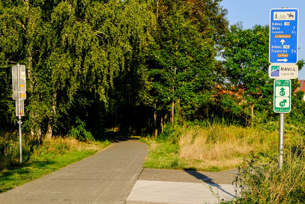 ingresso pista ciclabile con cartelli