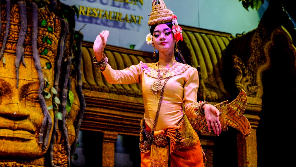 spettacolo di ballerina apsara cambogia con coda di pesce