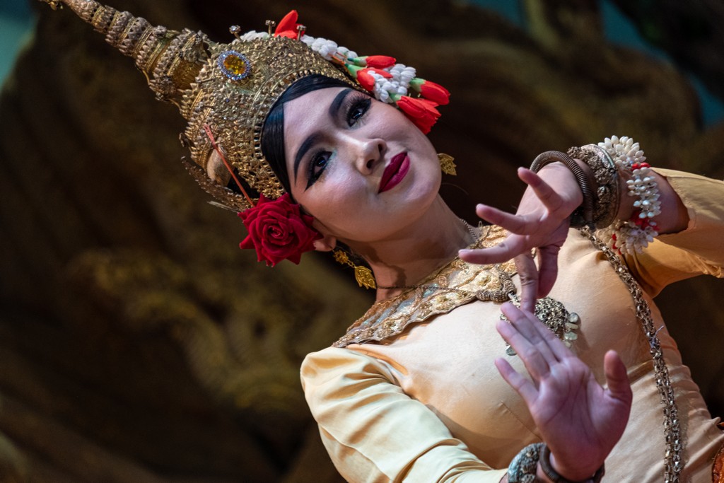 spettacolo di ballerina apsara cambogia primo piano