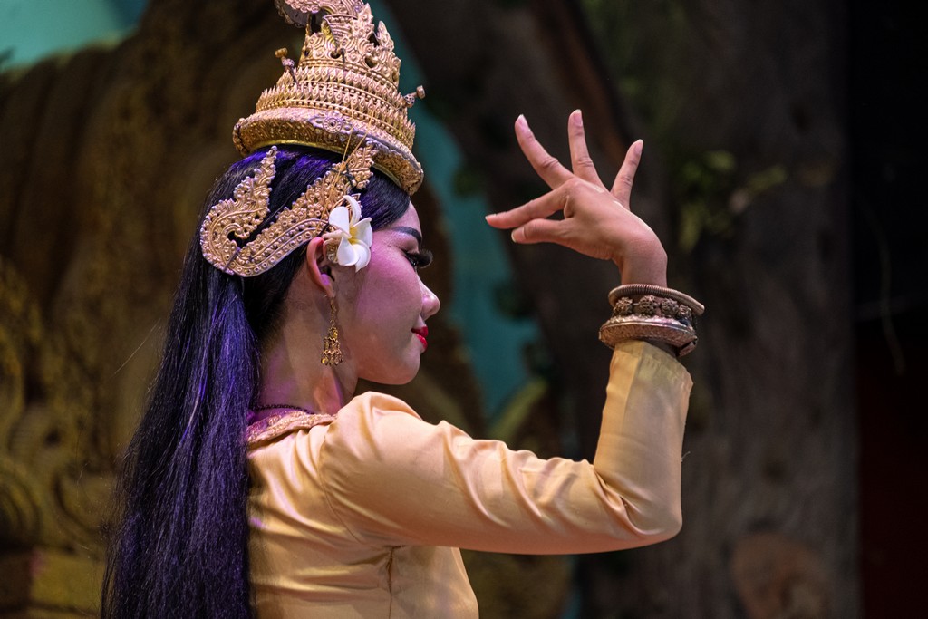 spettacolo di ballerine apsara cambogia particolare mani