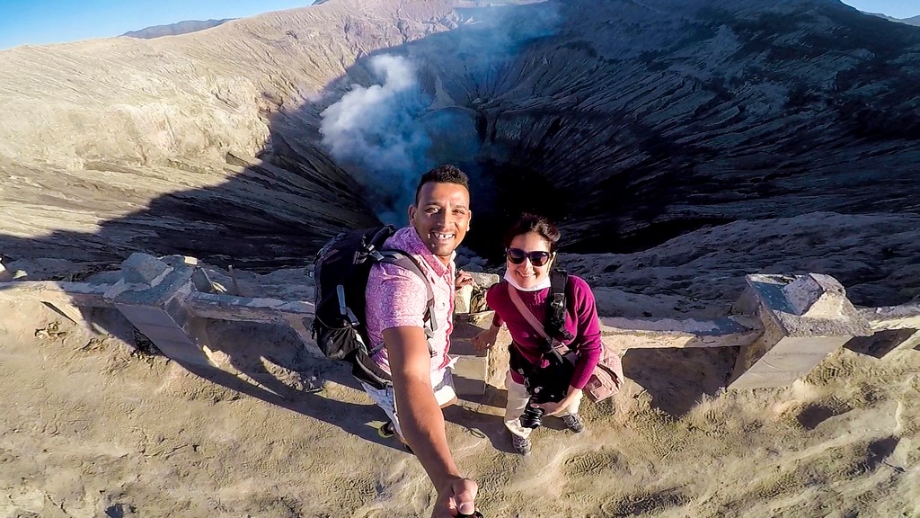 come visitare il Monte Bromo fai da te due persone sulla cresta del vulcano