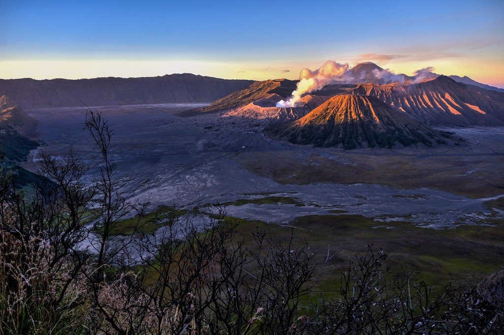 come visitare il Monte Bromo fai da te la luce illumina il monte bromo