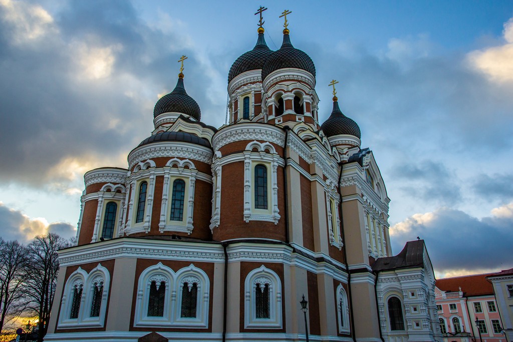 cattedrale ortodossa della città con cupole a cipolla su sfondo del cielo