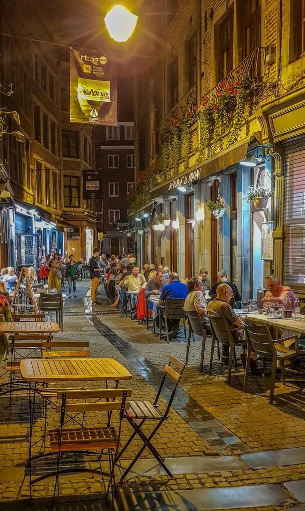 strada pedonale con tavolini all'aperto