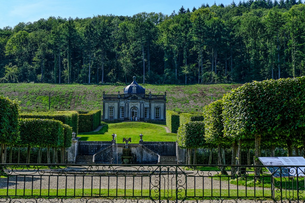 padiglione in altezza rispetto al giardino visto dalla strada