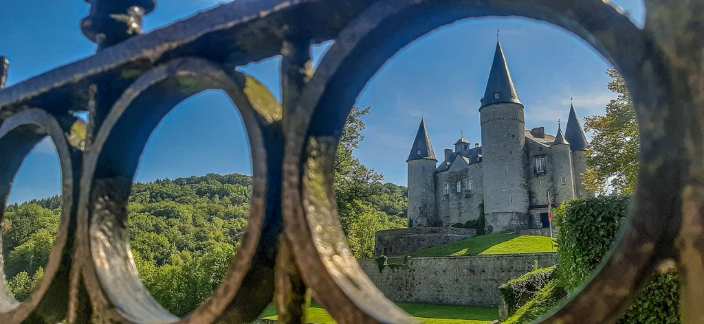 castello visto dalla cancellata