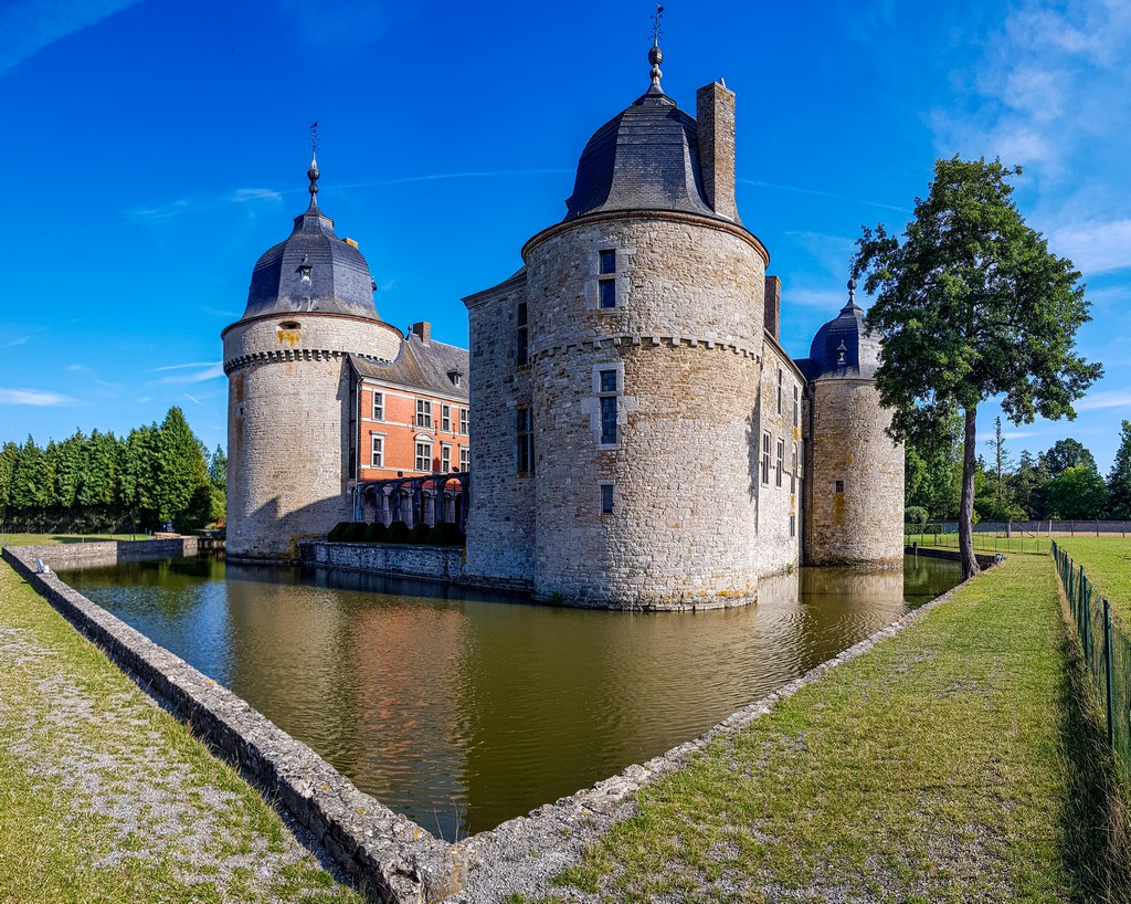 Il parco all'esterno del castello con fossato