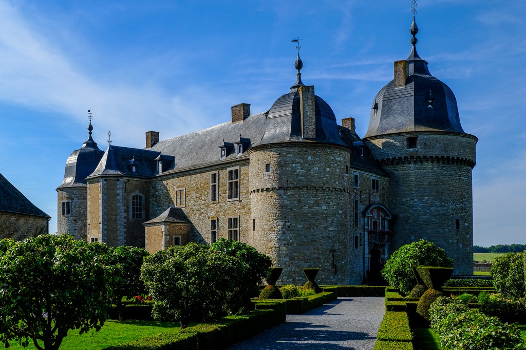 vista della facciata del castello con giardini