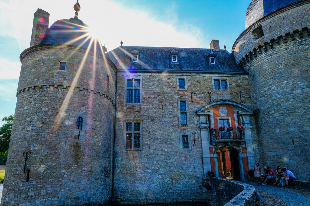 L'ingresso al cortile interno con raggio di sole