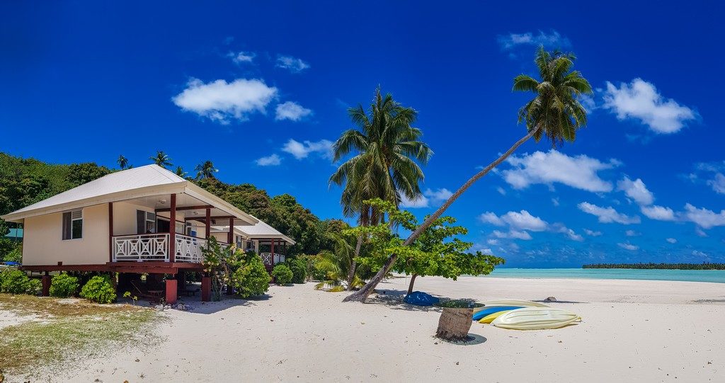 Polinesia Francese fai da te spiaggia con palme e bungalows