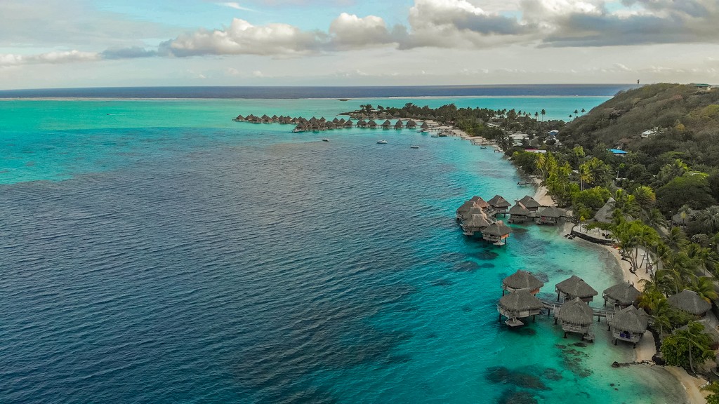 costa con overwater vista dall'alto