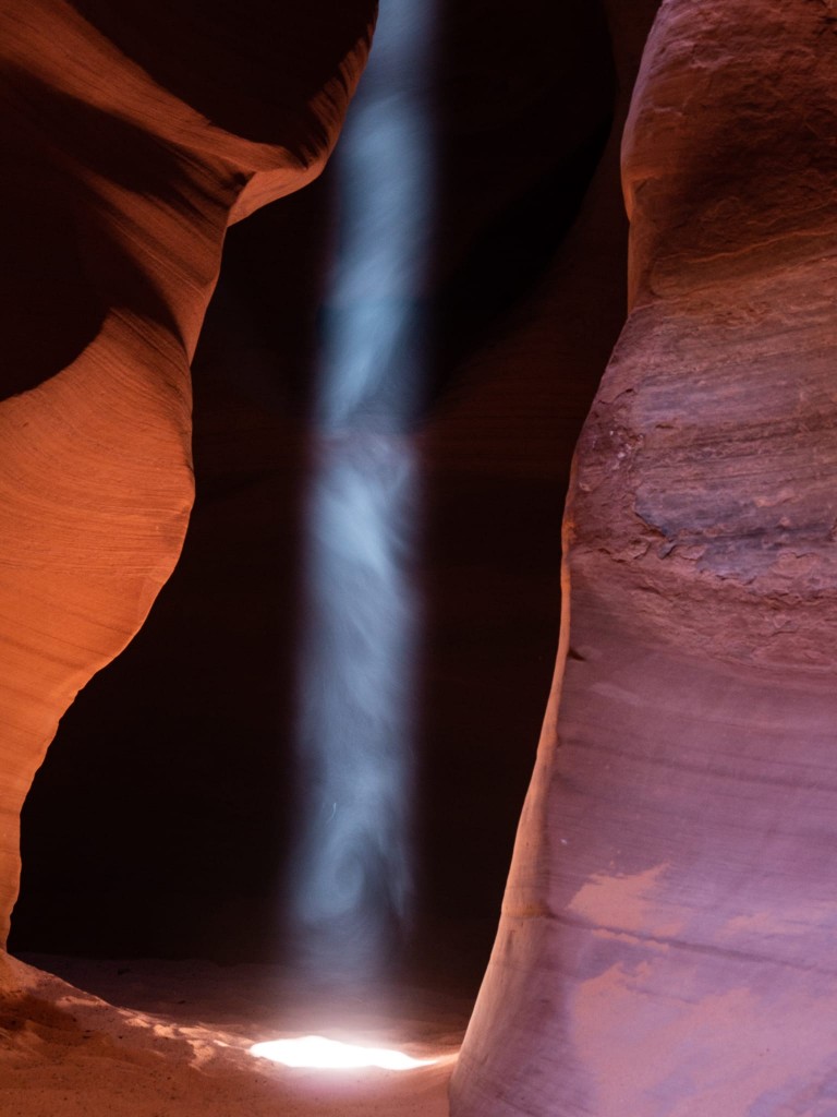 fasci di luce all'interno di un canyon