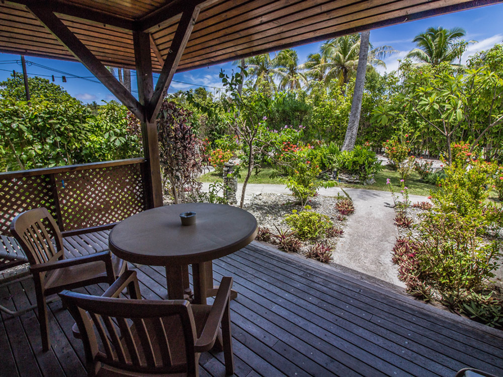 tavolo e sedie in terrazza con vista giardino tropicale