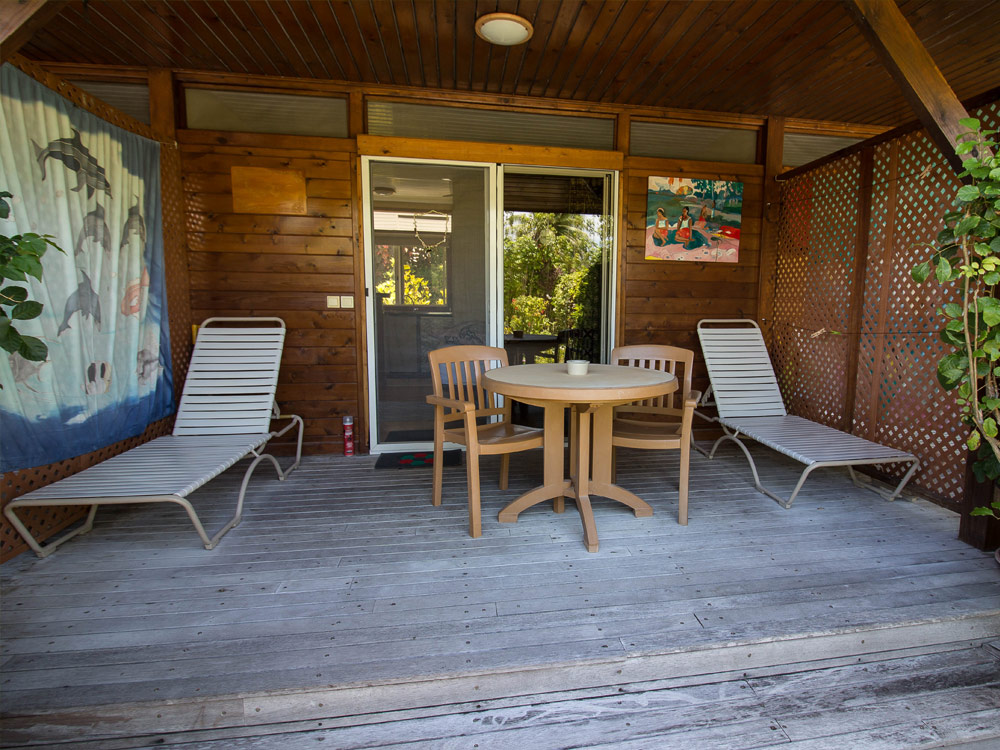 terrazza con tavolo e sedie e sdraio