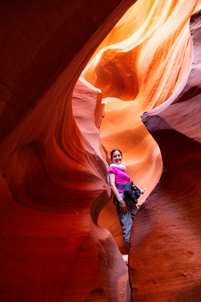 rocce di diversi colori e forme con donna