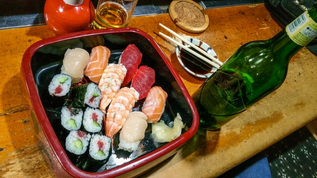 sushi misto con birra