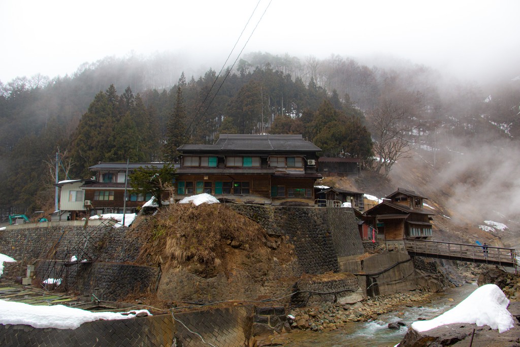 casa tradizionale sulla montagna in mezzo alla nebbia