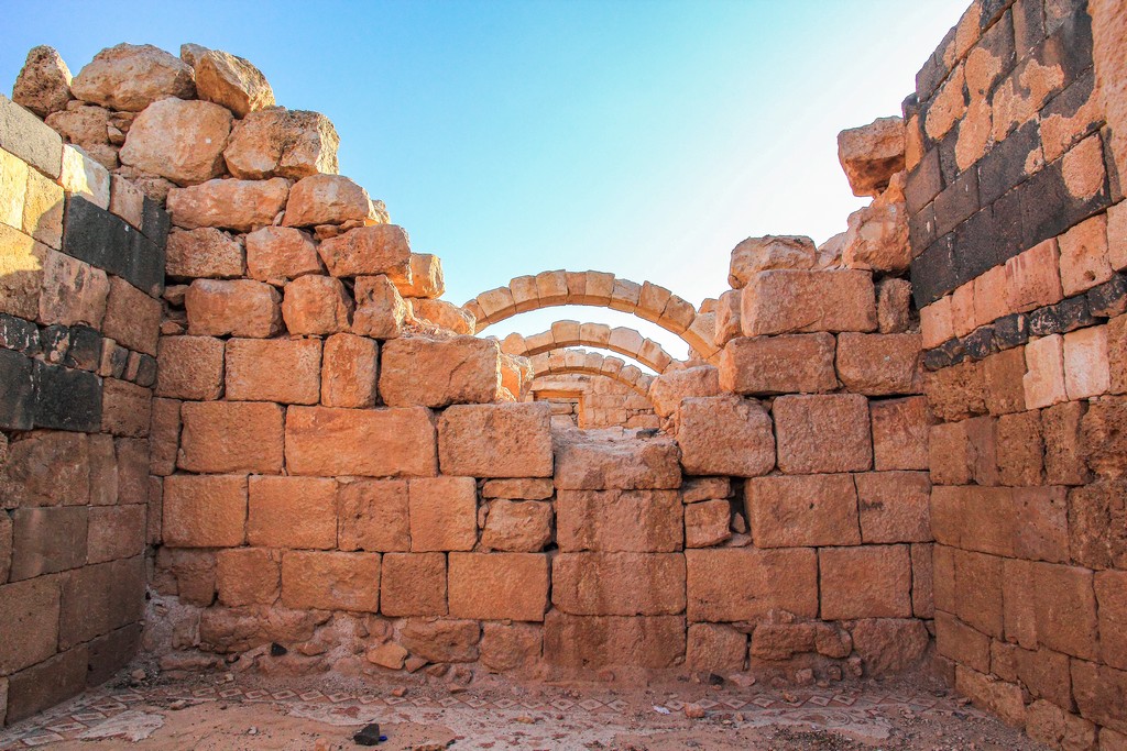 archi in successione con muri di pietra a secco