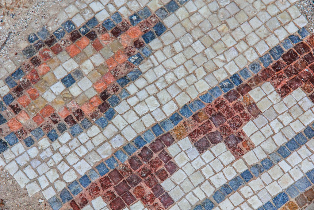 particolare del pavimento a mosaico