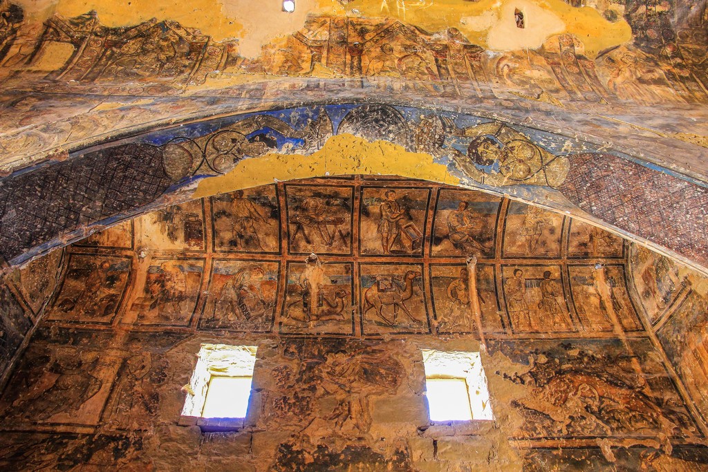 affreschi interni illuminati da 2 finestre