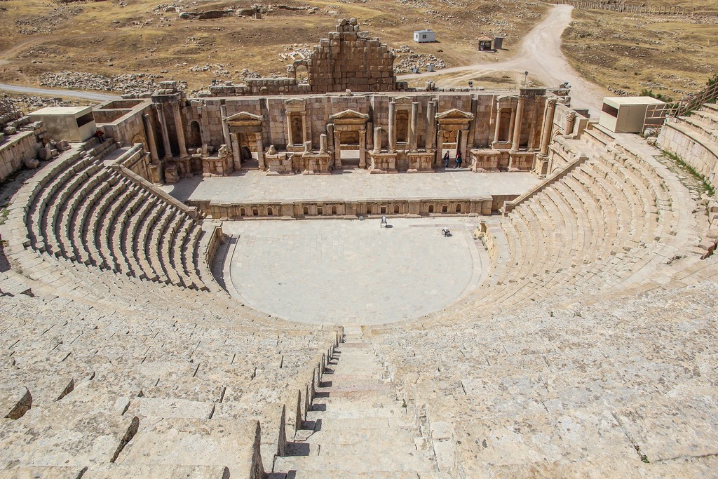 Guida alla visita di Jerash vista grandangolare del teatro antico ben conservato