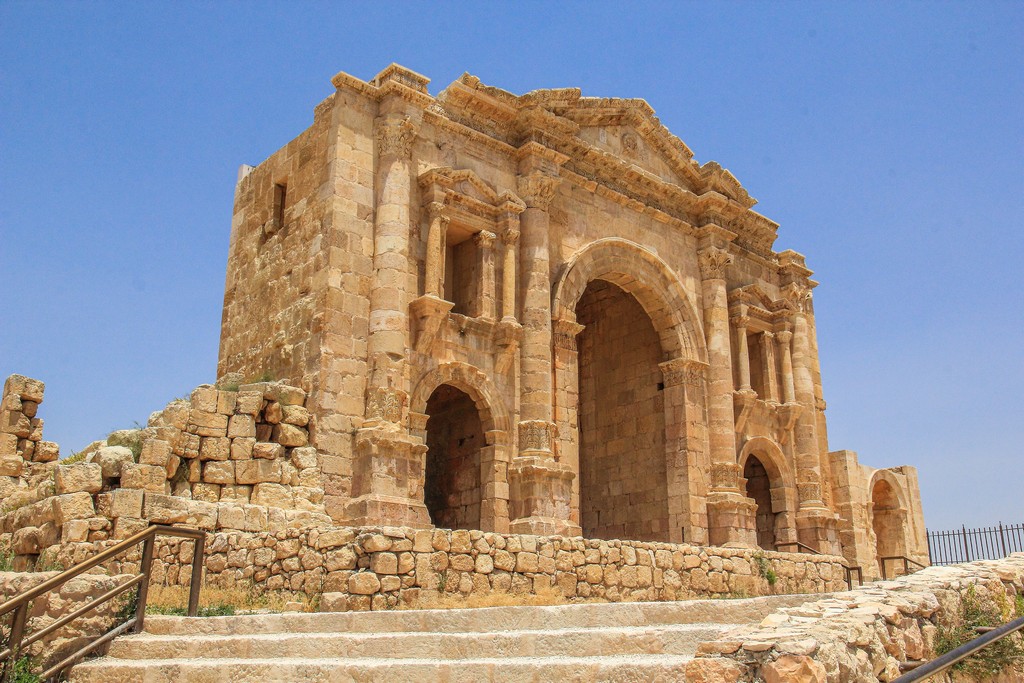 Guida alla visita di Jerash arco di adriano visto dal sentiero di accesso