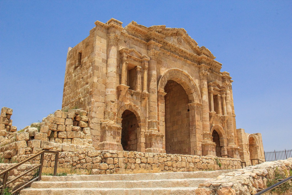 arco di adriano visto dal sentiero di accesso