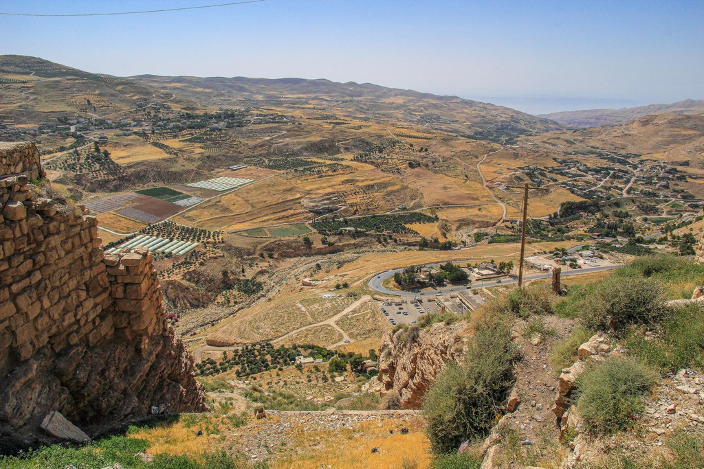 vista della vallata dalla collina del castello