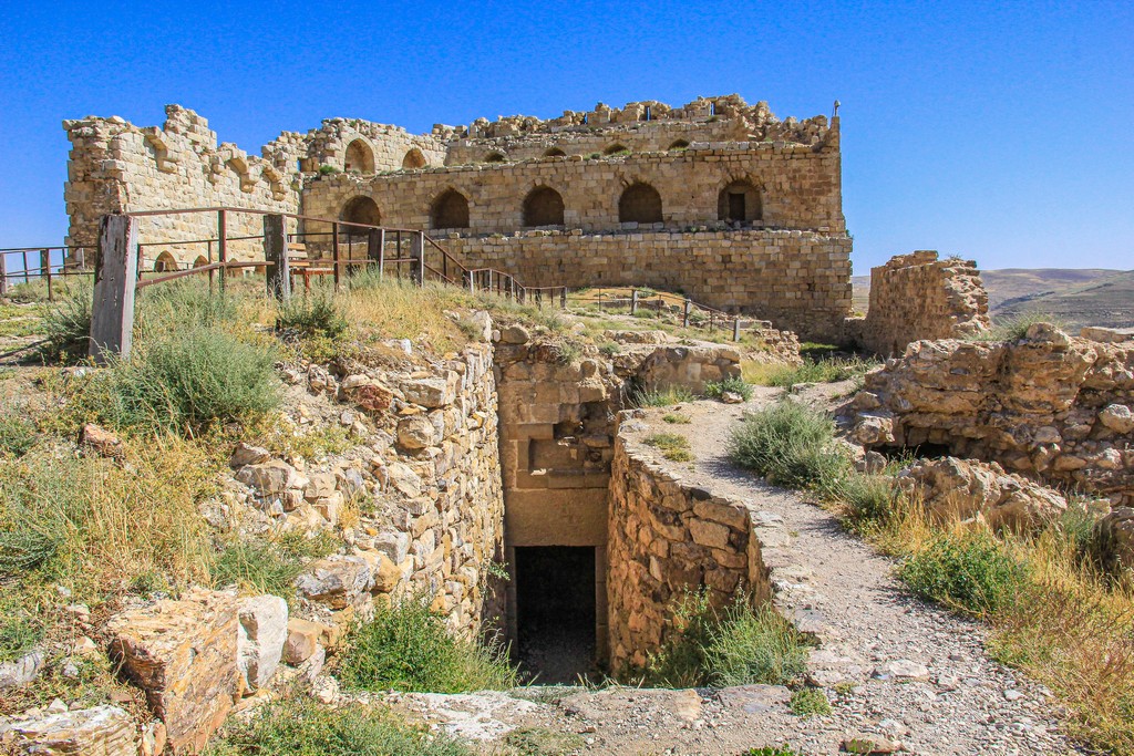 resti del castello con ingresso nei sotterranei