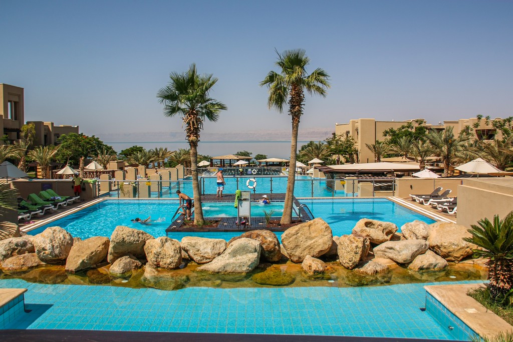 piscine di un resort con palme di fronte al mar morto