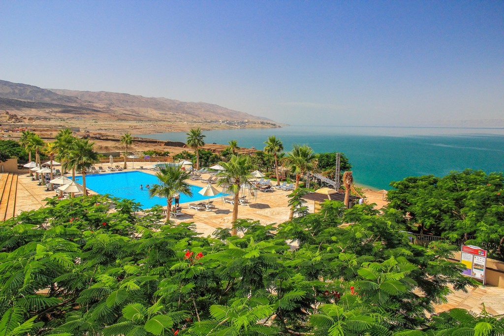 piscina di un resort con vegetazione sulle rive del mar morto