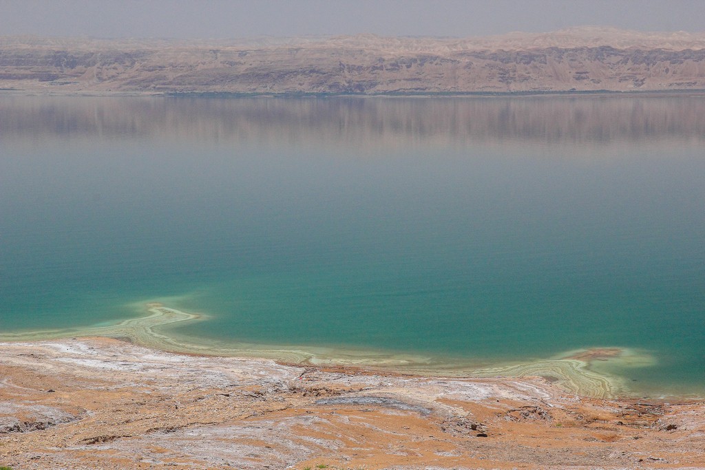 costa del mar morto con formazioni saline